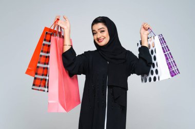 Stüdyoda geleneksel abaya elbisesiyle güzel bir Arap orta doğulu kadın - Dubai 'de Arap Müslüman yetişkin kadın portresi, Birleşik Arap Emirlikleri