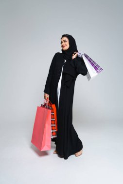 Stüdyoda geleneksel abaya elbisesiyle güzel bir Arap orta doğulu kadın - Dubai 'de Arap Müslüman yetişkin kadın portresi, Birleşik Arap Emirlikleri