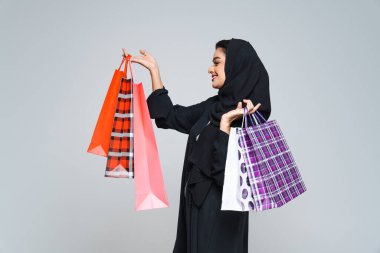 Stüdyoda geleneksel abaya elbisesiyle güzel bir Arap orta doğulu kadın - Dubai 'de Arap Müslüman yetişkin kadın portresi, Birleşik Arap Emirlikleri