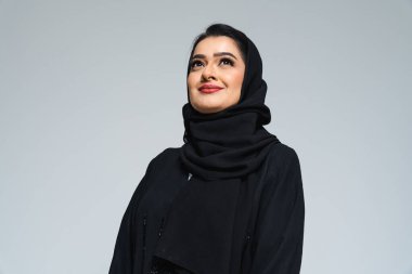 Stüdyoda geleneksel abaya elbisesiyle güzel bir Arap orta doğulu kadın - Dubai 'de Arap Müslüman yetişkin kadın portresi, Birleşik Arap Emirlikleri