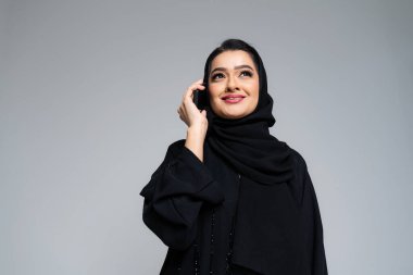 Stüdyoda geleneksel abaya elbisesiyle güzel bir Arap orta doğulu kadın - Dubai 'de Arap Müslüman yetişkin kadın portresi, Birleşik Arap Emirlikleri