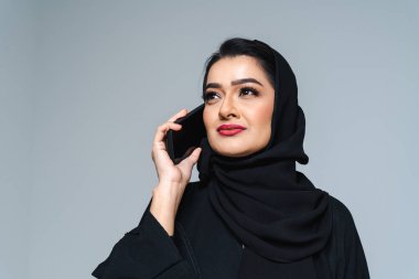 Stüdyoda geleneksel abaya elbisesiyle güzel bir Arap orta doğulu kadın - Dubai 'de Arap Müslüman yetişkin kadın portresi, Birleşik Arap Emirlikleri