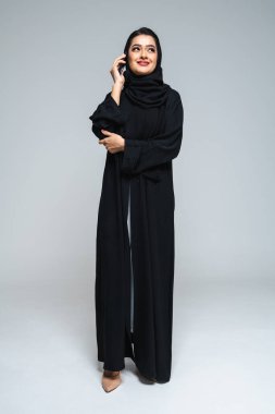 Stüdyoda geleneksel abaya elbisesiyle güzel bir Arap orta doğulu kadın - Dubai 'de Arap Müslüman yetişkin kadın portresi, Birleşik Arap Emirlikleri