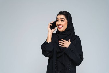 Stüdyoda geleneksel abaya elbisesiyle güzel bir Arap orta doğulu kadın - Dubai 'de Arap Müslüman yetişkin kadın portresi, Birleşik Arap Emirlikleri