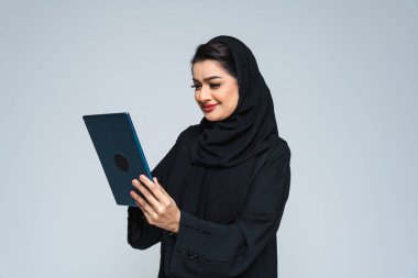 Stüdyoda geleneksel abaya elbisesiyle güzel bir Arap orta doğulu kadın - Dubai 'de Arap Müslüman yetişkin kadın portresi, Birleşik Arap Emirlikleri
