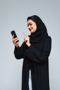 Stüdyoda geleneksel abaya elbisesiyle güzel bir Arap orta doğulu kadın - Dubai 'de Arap Müslüman yetişkin kadın portresi, Birleşik Arap Emirlikleri
