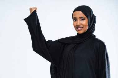 Stüdyoda geleneksel abaya elbisesiyle güzel bir Arap orta doğulu kadın - Dubai 'de Arap Müslüman yetişkin kadın portresi, Birleşik Arap Emirlikleri