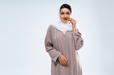Stüdyoda geleneksel abaya elbisesiyle güzel bir Arap orta doğulu kadın - Dubai 'de Arap Müslüman yetişkin kadın portresi, Birleşik Arap Emirlikleri