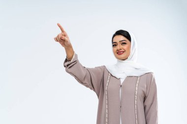 Stüdyoda geleneksel abaya elbisesiyle güzel bir Arap orta doğulu kadın - Dubai 'de Arap Müslüman yetişkin kadın portresi, Birleşik Arap Emirlikleri