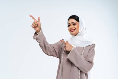 Stüdyoda geleneksel abaya elbisesiyle güzel bir Arap orta doğulu kadın - Dubai 'de Arap Müslüman yetişkin kadın portresi, Birleşik Arap Emirlikleri