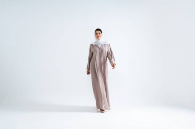 Stüdyoda geleneksel abaya elbisesiyle güzel bir Arap orta doğulu kadın - Dubai 'de Arap Müslüman yetişkin kadın portresi, Birleşik Arap Emirlikleri