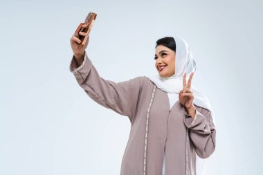 Stüdyoda geleneksel abaya elbisesiyle güzel bir Arap orta doğulu kadın - Dubai 'de Arap Müslüman yetişkin kadın portresi, Birleşik Arap Emirlikleri