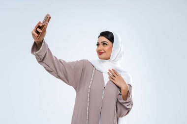 Stüdyoda geleneksel abaya elbisesiyle güzel bir Arap orta doğulu kadın - Dubai 'de Arap Müslüman yetişkin kadın portresi, Birleşik Arap Emirlikleri