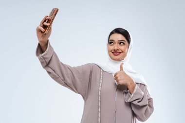 Stüdyoda geleneksel abaya elbisesiyle güzel bir Arap orta doğulu kadın - Dubai 'de Arap Müslüman yetişkin kadın portresi, Birleşik Arap Emirlikleri