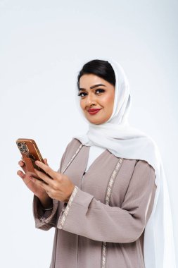 Stüdyoda geleneksel abaya elbisesiyle güzel bir Arap orta doğulu kadın - Dubai 'de Arap Müslüman yetişkin kadın portresi, Birleşik Arap Emirlikleri