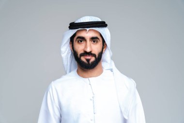 Stüdyoda geleneksel kandorası olan yakışıklı bir Arap. Dubai, Birleşik Arap Emirlikleri 'nde emirli kıyafetler giyen Arap Müslüman erkek portresi.