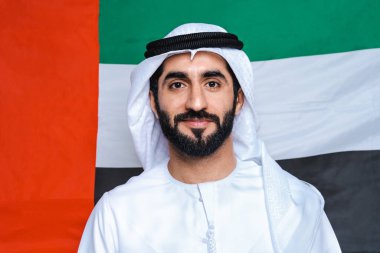 Stüdyoda geleneksel kandorası olan yakışıklı bir Arap. Dubai, Birleşik Arap Emirlikleri 'nde emirli kıyafetler giyen Arap Müslüman erkek portresi.