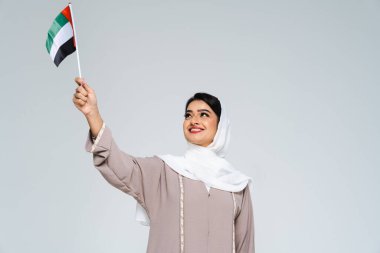 Stüdyoda geleneksel abaya elbisesiyle güzel bir Arap orta doğulu kadın - Dubai 'de Arap Müslüman yetişkin kadın portresi, Birleşik Arap Emirlikleri