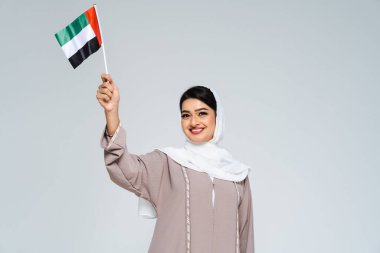 Stüdyoda geleneksel abaya elbisesiyle güzel bir Arap orta doğulu kadın - Dubai 'de Arap Müslüman yetişkin kadın portresi, Birleşik Arap Emirlikleri