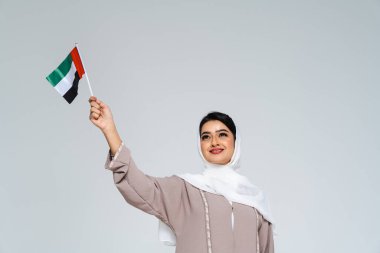 Stüdyoda geleneksel abaya elbisesiyle güzel bir Arap orta doğulu kadın - Dubai 'de Arap Müslüman yetişkin kadın portresi, Birleşik Arap Emirlikleri