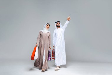 Güzel Arap ortadoğulu mutlu çift stüdyoda geleneksel abaya ve kandora giyiyor - Arap Müslüman yetişkin insanlar bağlanıyor ve eğleniyor Dubai, Birleşik Arap Emirlikleri 'nde