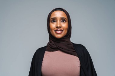 Stüdyoda geleneksel abaya elbisesiyle güzel bir Arap orta doğulu kadın siyah Afrikalı Müslüman yetişkin kadın Dubai, Birleşik Arap Emirlikleri 'nde şık ve şık bir elbise portresi giyiyor.