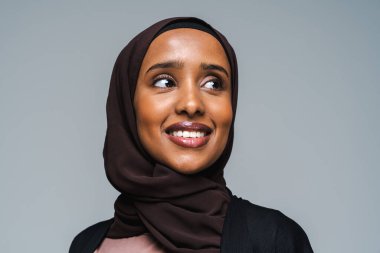 Stüdyoda geleneksel abaya elbisesiyle güzel bir Arap orta doğulu kadın siyah Afrikalı Müslüman yetişkin kadın Dubai, Birleşik Arap Emirlikleri 'nde şık ve şık bir elbise portresi giyiyor.