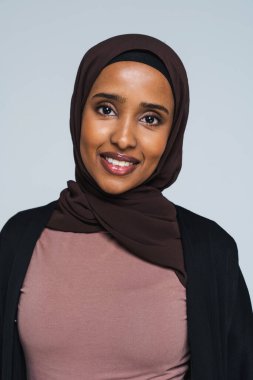 Stüdyoda geleneksel abaya elbisesiyle güzel bir Arap orta doğulu kadın siyah Afrikalı Müslüman yetişkin kadın Dubai, Birleşik Arap Emirlikleri 'nde şık ve şık bir elbise portresi giyiyor.