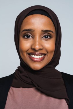 Stüdyoda geleneksel abaya elbisesiyle güzel bir Arap orta doğulu kadın siyah Afrikalı Müslüman yetişkin kadın Dubai, Birleşik Arap Emirlikleri 'nde şık ve şık bir elbise portresi giyiyor.