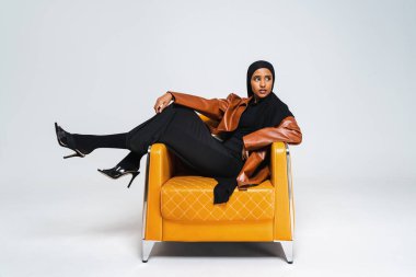 Stüdyoda geleneksel abaya elbisesiyle güzel bir Arap orta doğulu kadın siyah Afrikalı Müslüman yetişkin kadın Dubai, Birleşik Arap Emirlikleri 'nde şık ve şık bir elbise portresi giyiyor.