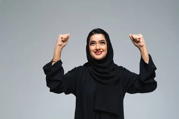 Hermosa Mujer Árabe Oriente Medio Con Vestido Tradicional Abaya Estudio —  Fotos de Stock