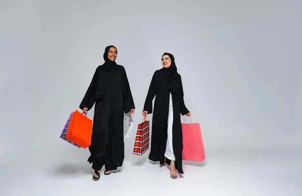 Stüdyoda Geleneksel Abaya Elbisesi Alışveriş Çantalarıyla Güzel Arap Ortadoğu Kadınları — Stok fotoğraf