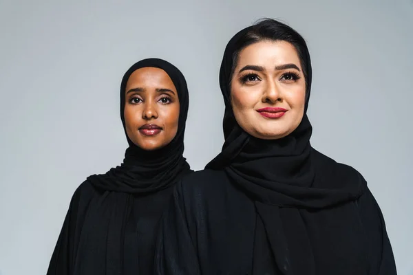 Vackra Arabiska Medelöstra Kvinnor Med Traditionell Abaya Klänning Studio Arabiska — Stockfoto
