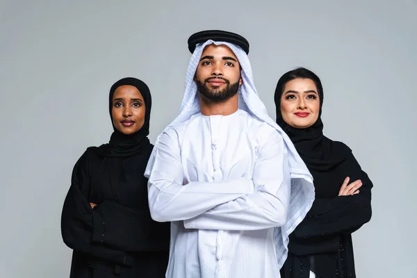 アラブの美しい中東の女性 伝統的なアバヤのドレスとスタジオでヤゴラを着用中東の男性 ドバイのアラブ系イスラム教徒の大人の肖像画のグループ アラブ首長国連邦 — ストック写真