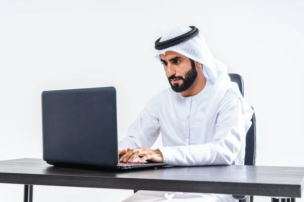 Dubai Çalışan Kandora Giyen Orta Doğulu Bir Adamı Bilgisayar Masasında — Stok fotoğraf