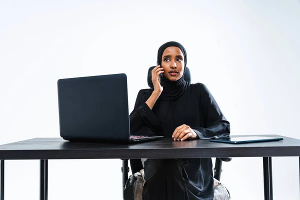 Beautiful Arab Middle Eastern Corporate Businesswoman Traditional Abaya Dress Working — Stock Photo, Image