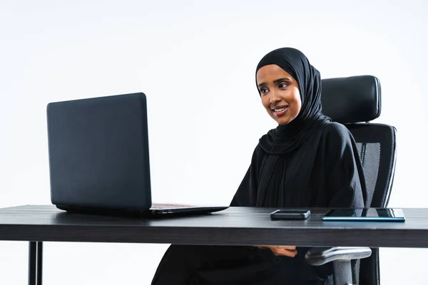 Beautiful Arab Middle Eastern Corporate Businesswoman Traditional Abaya Dress Working — Stock Photo, Image
