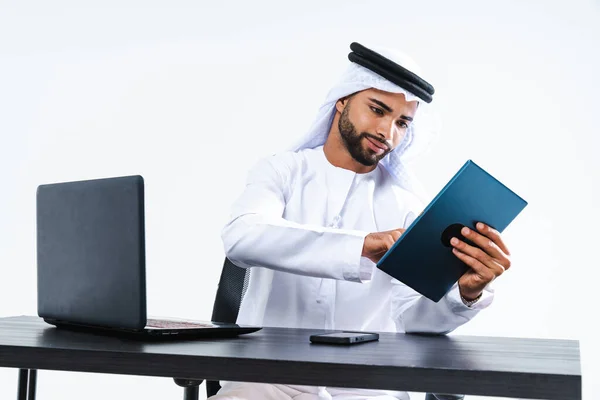 Empresário Oriente Médio Emirado Vestindo Kandora Trabalhando Escritório Dubai Bonito — Fotografia de Stock
