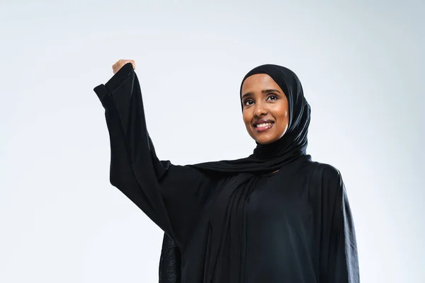 Vacker Arabisk Mellanösternkvinna Med Traditionell Abayaklänning Studio Arabisk Muslimsk Vuxenporträtt — Stockfoto