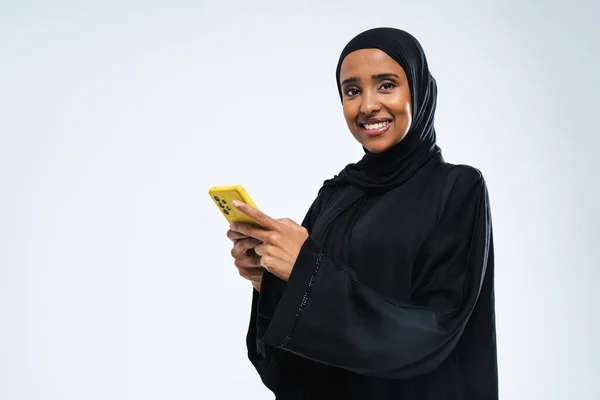 Vacker Arabisk Mellanösternkvinna Med Traditionell Abayaklänning Studio Arabisk Muslimsk Vuxenporträtt — Stockfoto