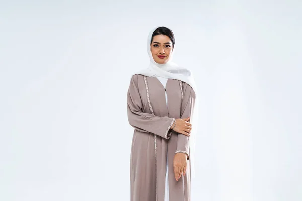 在工作室里穿着传统阿巴雅服饰的美丽的阿拉伯裔中东女人 阿拉伯联合酋长国迪拜的阿拉伯穆斯林成年女性肖像 — 图库照片