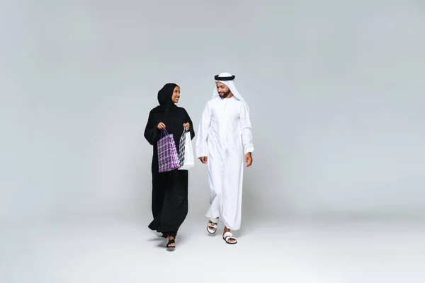 Güzel Arap Ortadoğulu Mutlu Çift Stüdyoda Geleneksel Abaya Kandora Giyiyor — Stok fotoğraf