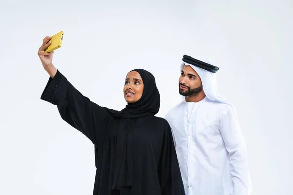 Hermosa Pareja Feliz Árabe Oriente Medio Amantes Con Abaya Tradicional — Foto de Stock