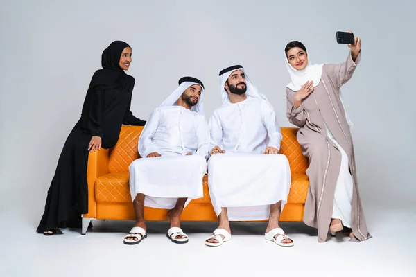 Hermoso Árabe Oriente Medio Feliz Grupo Amigos Vistiendo Abaya Tradicional — Foto de Stock