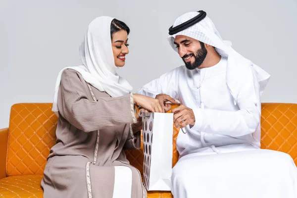 Mooie Arabisch Midden Oosten Gelukkige Paar Liefhebbers Dragen Traditionele Abaya — Stockfoto