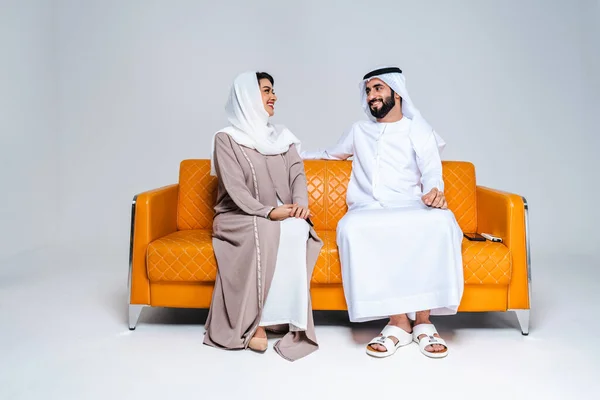 Schöne Arabische Nahöstliche Glückliche Liebespaare Traditioneller Abaya Und Kandora Die — Stockfoto
