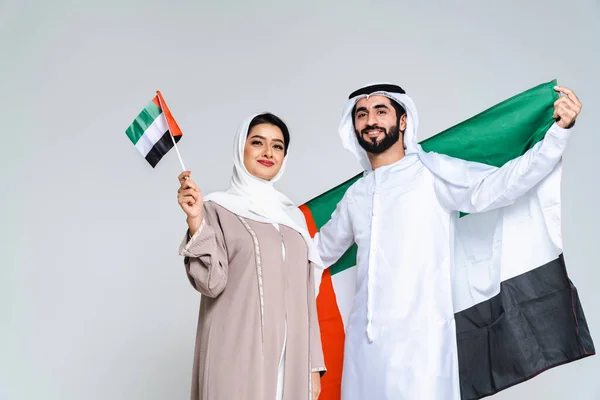 美しいアラブ中東の幸せな恋人のカップルは スタジオで伝統的なアバヤとヤンゴラを身に着けています アラブのイスラム教徒の大人は ドバイで結びつき 楽しんでいます アラブ首長国連邦 — ストック写真