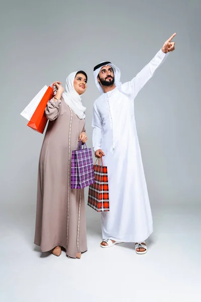 Mooi Arabisch Middenoosters Gelukkige Paar Geliefden Met Traditionele Abaya Kandora — Stockfoto