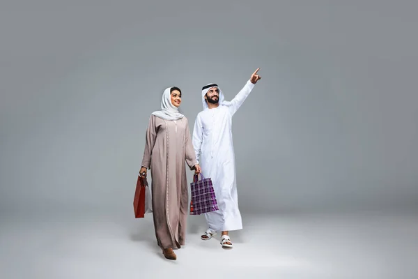 Hermosa Pareja Feliz Árabe Oriente Medio Amantes Con Abaya Tradicional — Foto de Stock