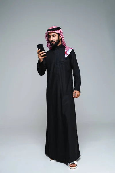 스튜디오에서 전통적인 사우디 의류와 잘생긴 사우디 아라비아 이슬람 사업가 배경에 — 스톡 사진